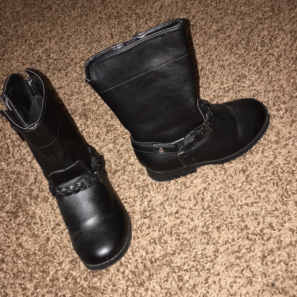 Black boots!